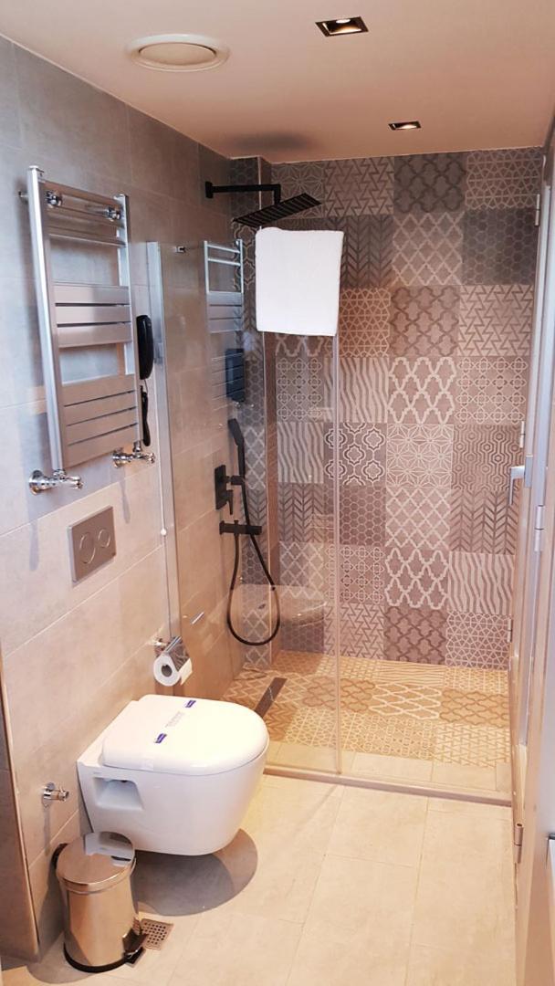 Deluxe Double Room Bath,1021932739:JPEG