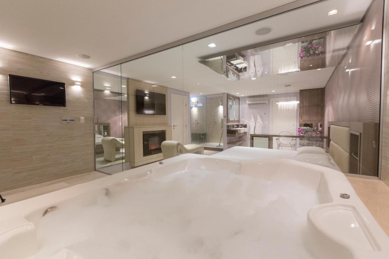 Suite Hot Tub,1064851471:JPEG