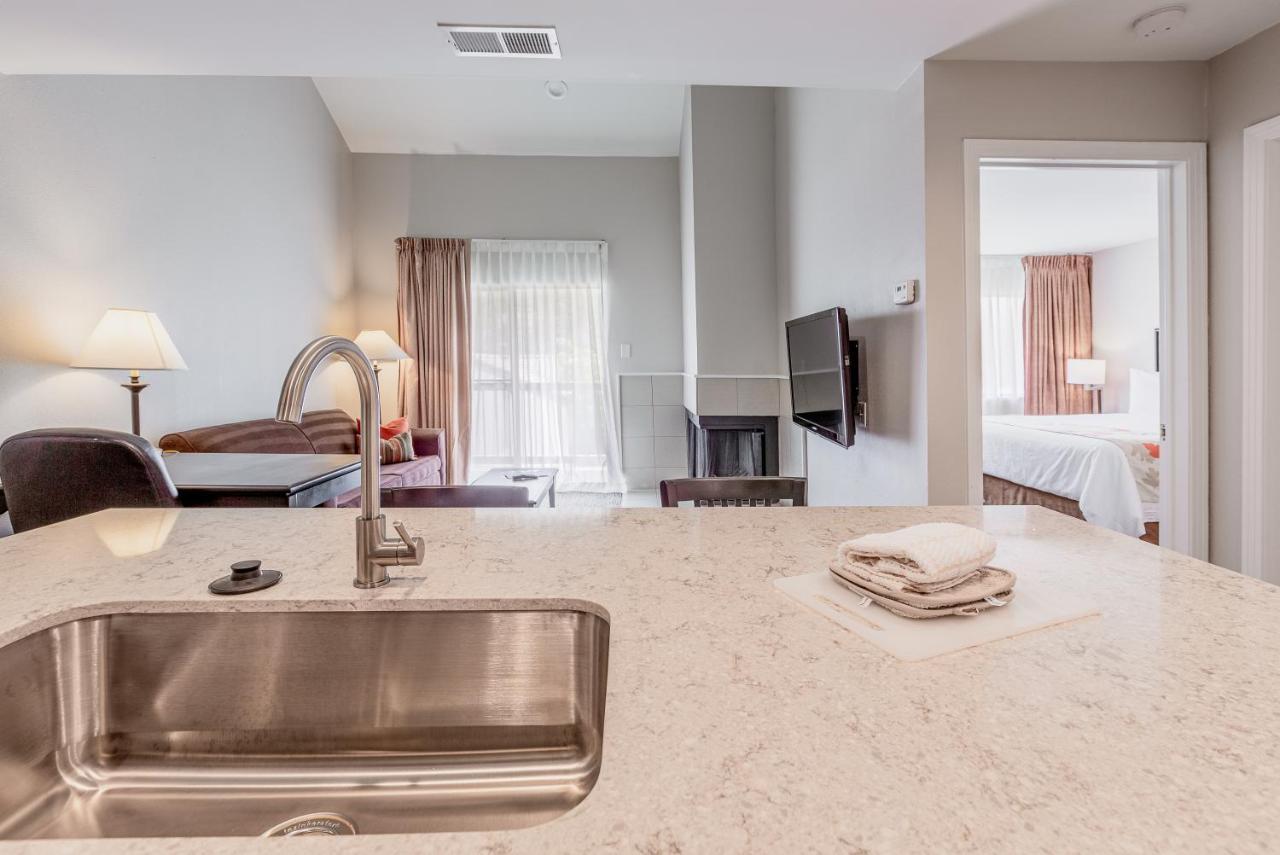 King Suite Mobility or Hearing Accessible Bath Tub Non-Smoking,1036998655:JPEG