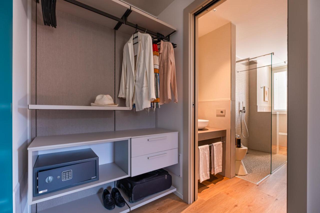 Deluxe Double Room Balcony Partial Lake View