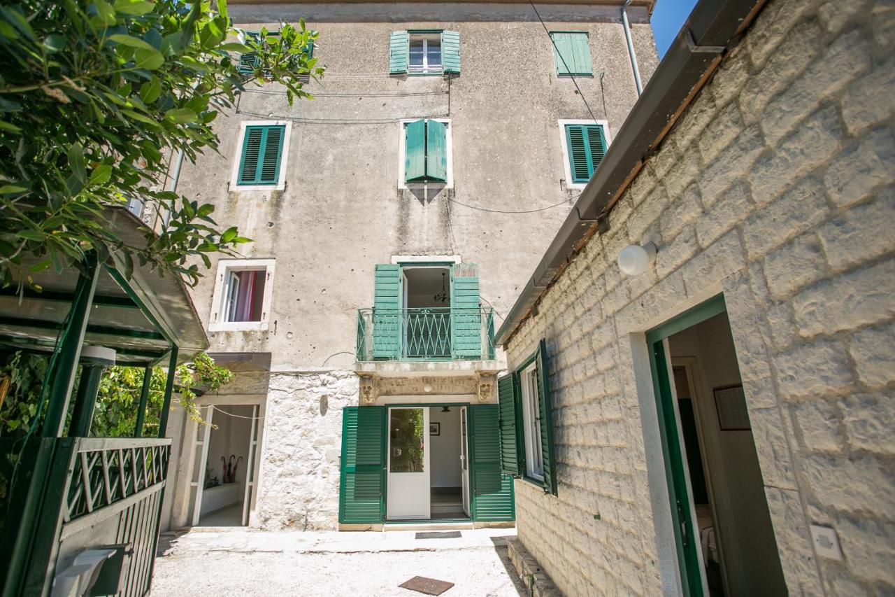 One-Bedroom Apartment Balcony,1589258688:JPEG
