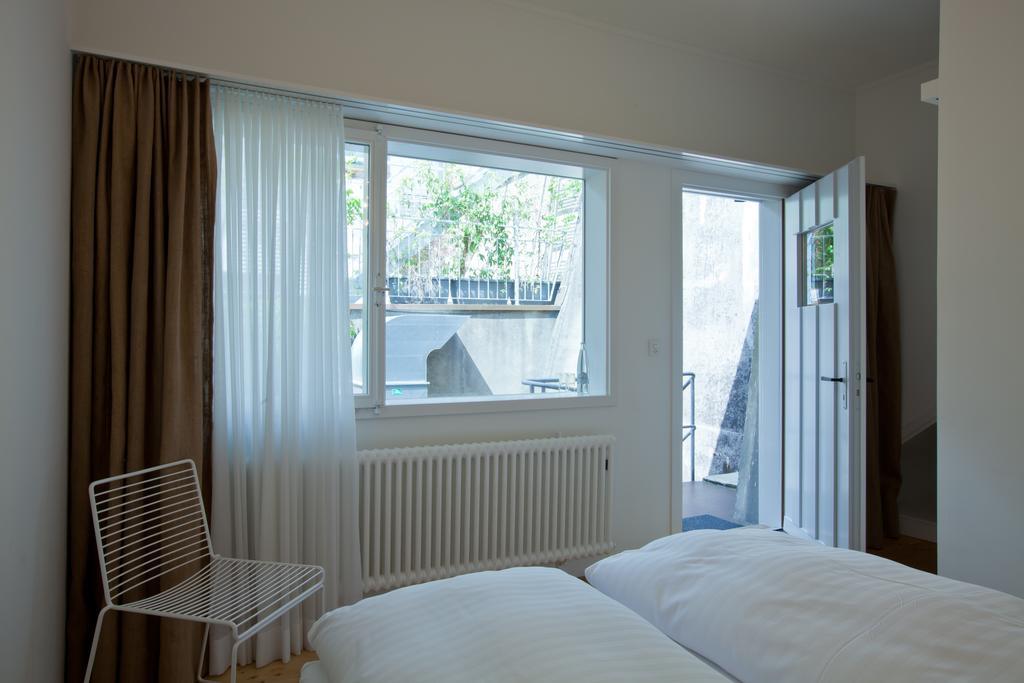 Kleines Doppelzimmer mit Kingsize-Bett und eigenem Bad