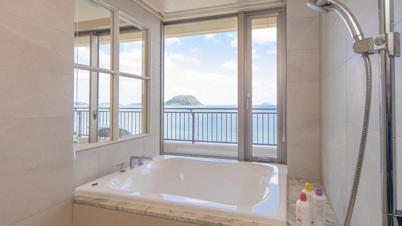 Luxury Twin Room Sea View East Building