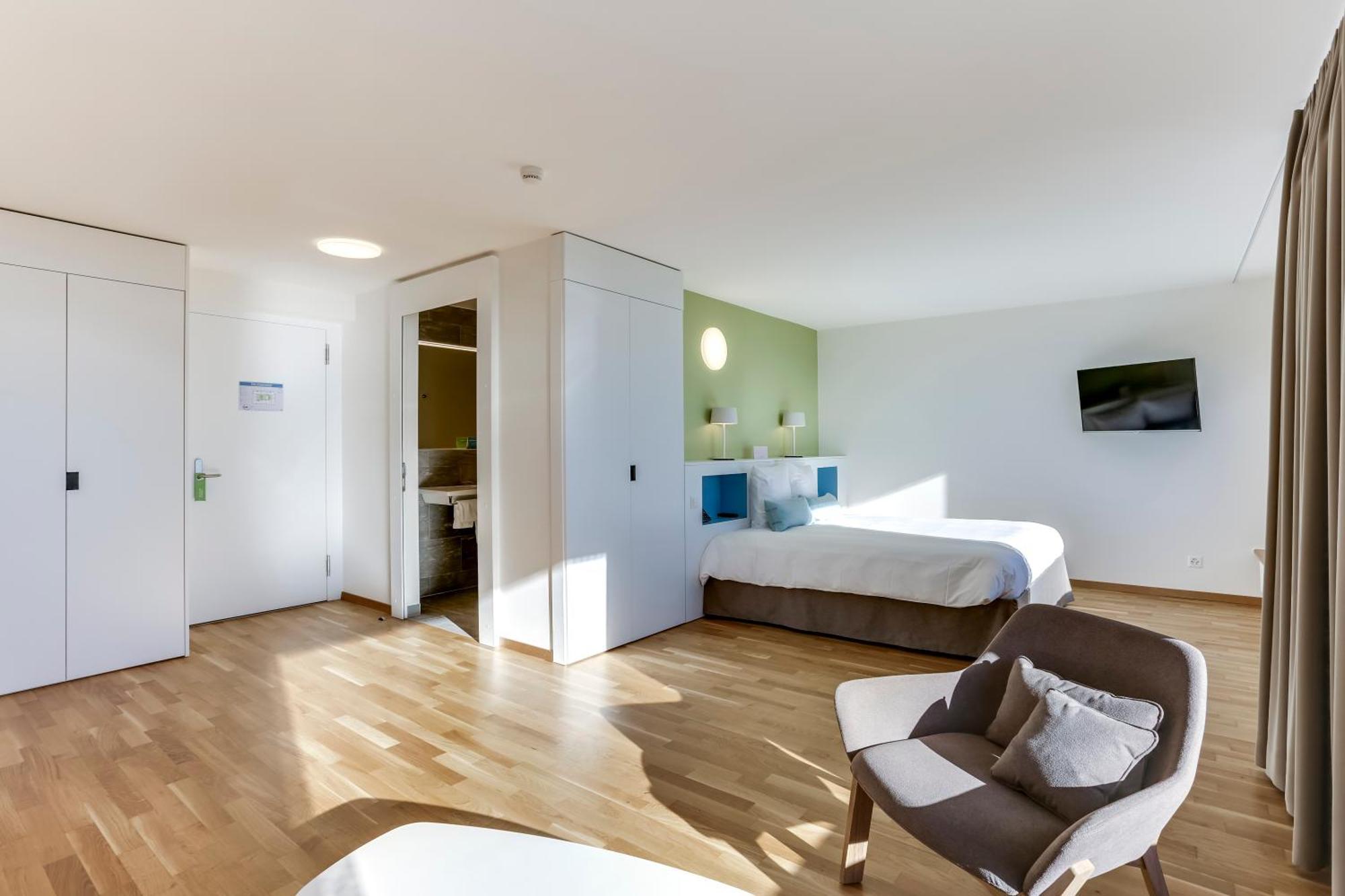 Double Room King-Size Bed,995065453:JPEG