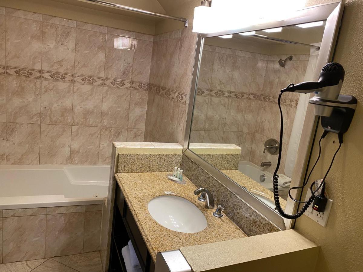 Deluxe Room 1 King Bed Jetted Bathroom Tub Non Smoking,1204124389:JPEG