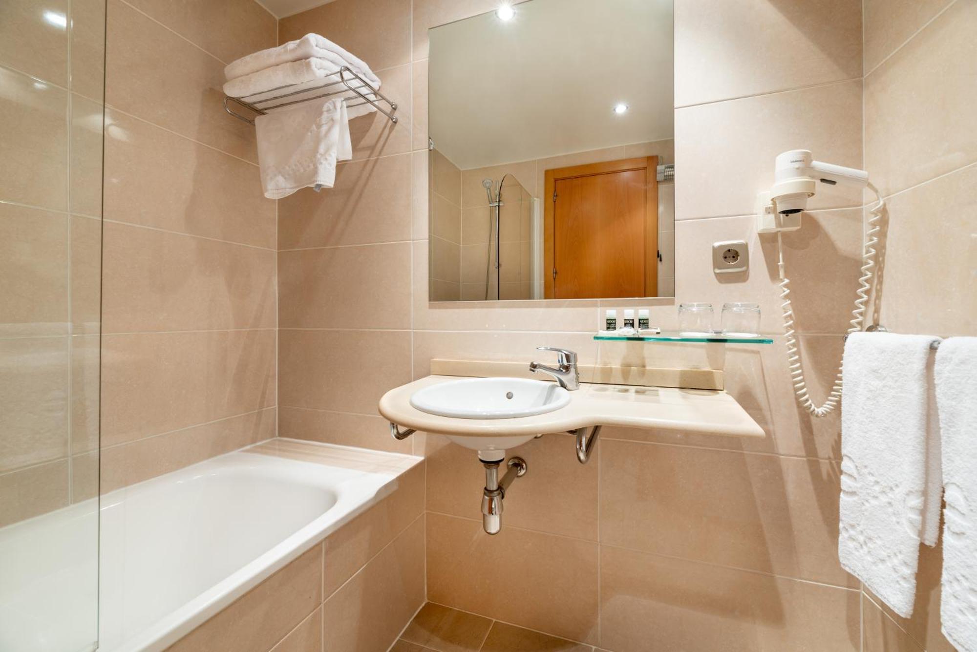 Double Room,1538125012:JPEG