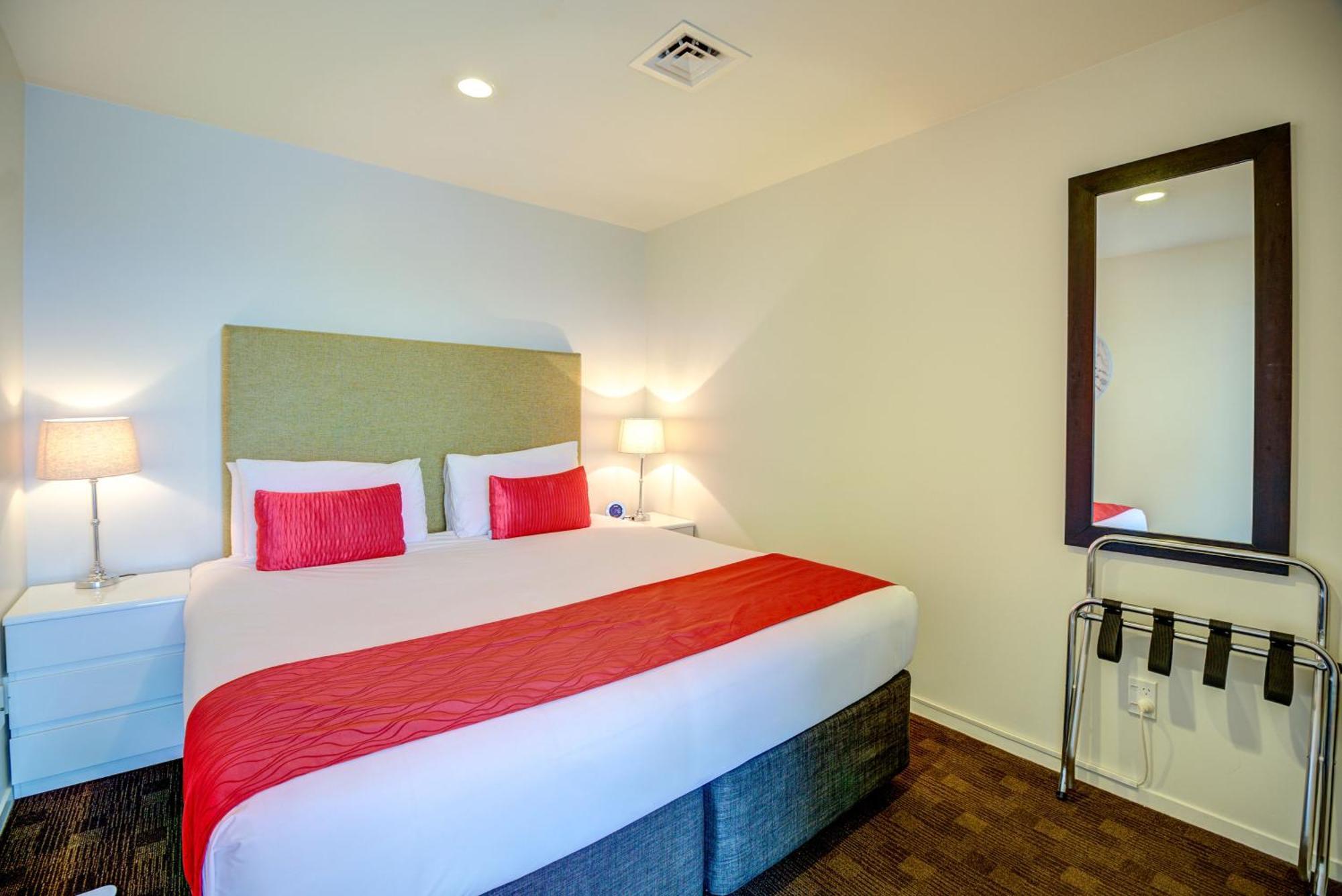 Classic One-Bedroom Apartment,655023549:JPEG
