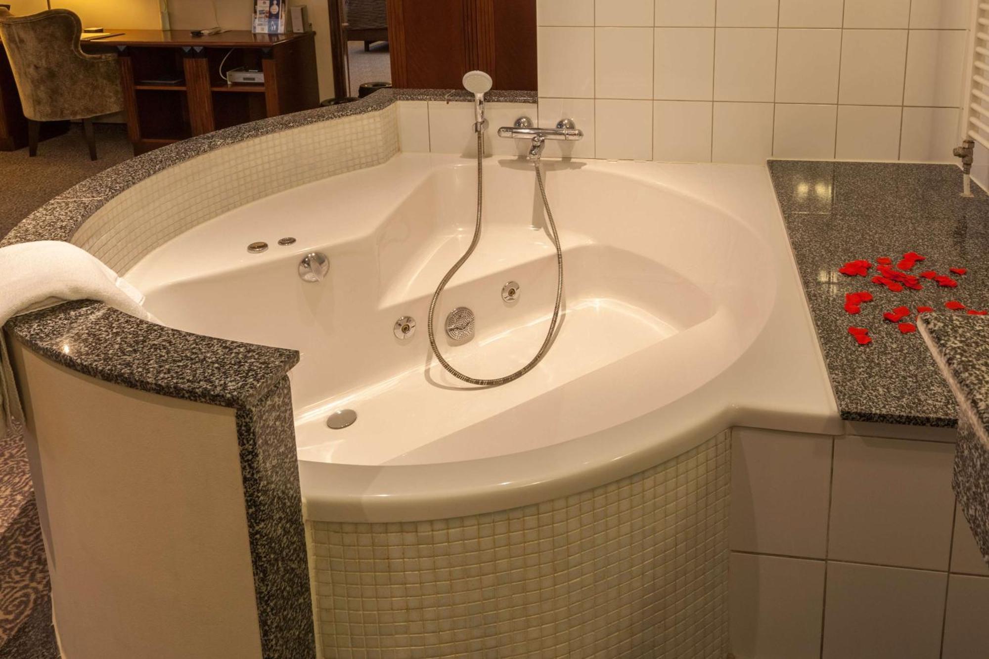 Honeymoon Suite