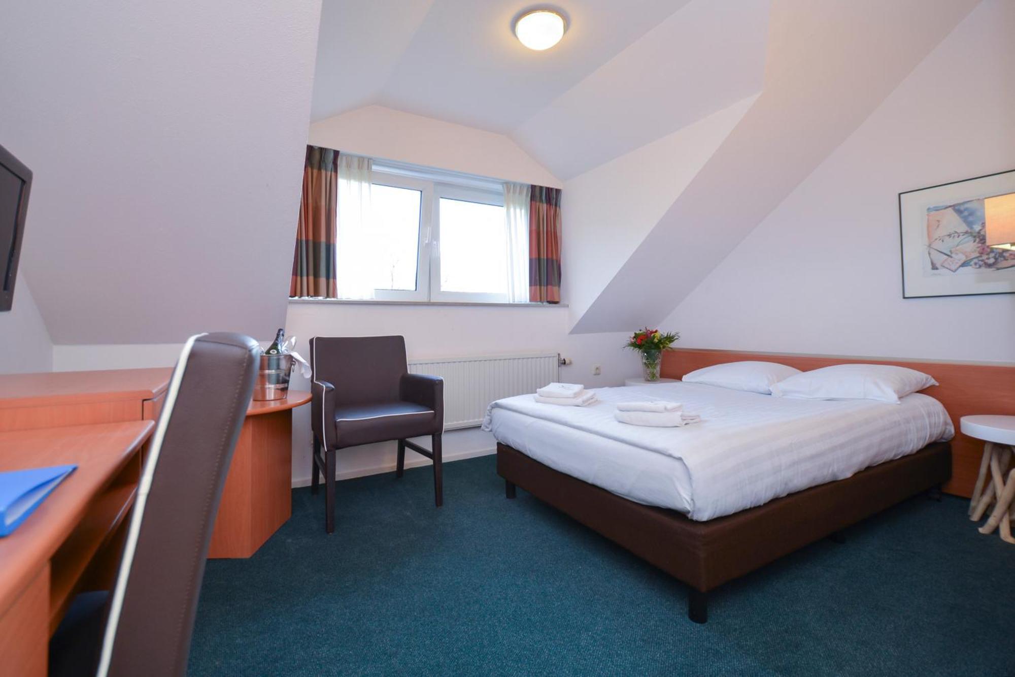 Small Double Room,1216709140:JPEG