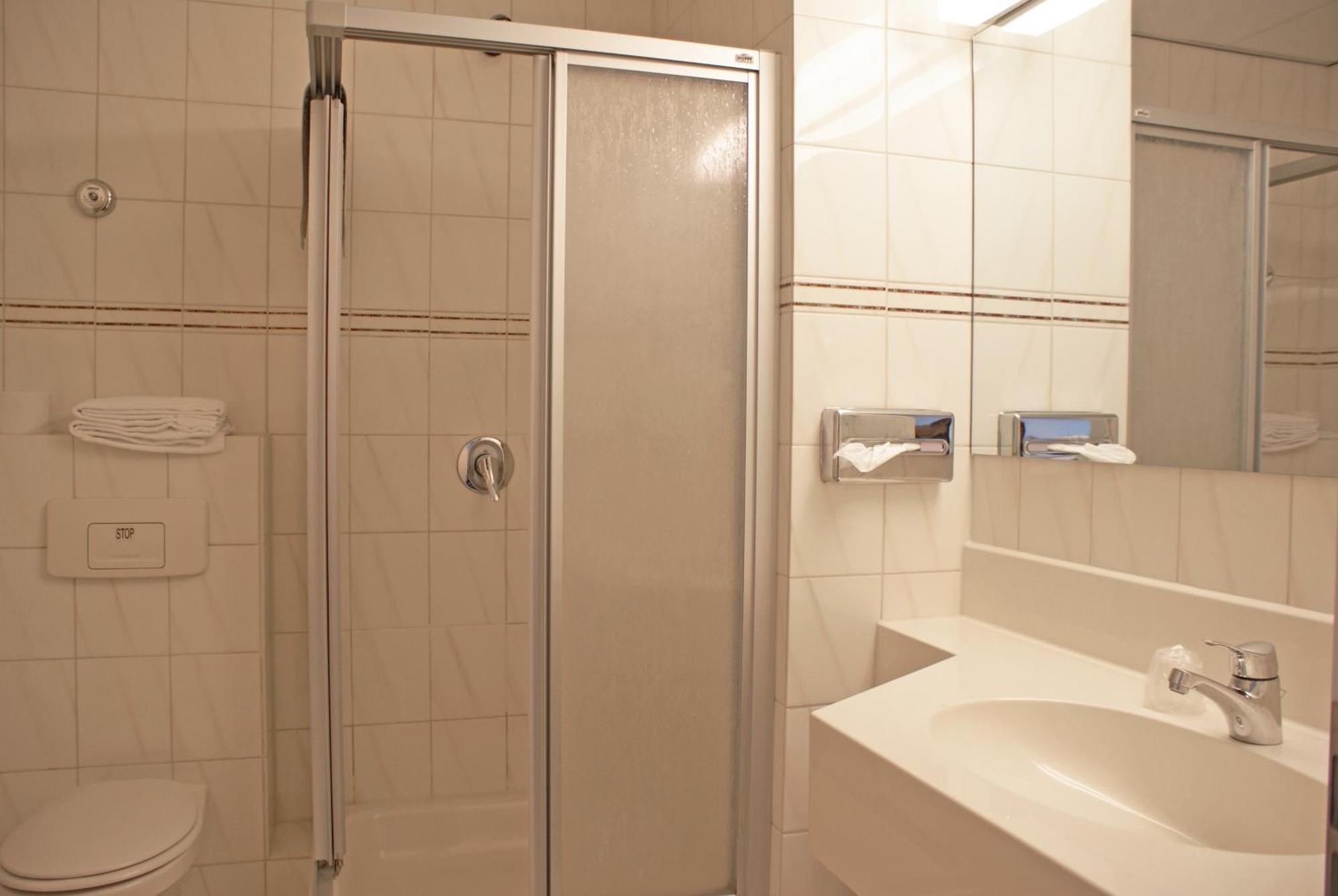 Standard Double Room Shower,1216709566:JPEG