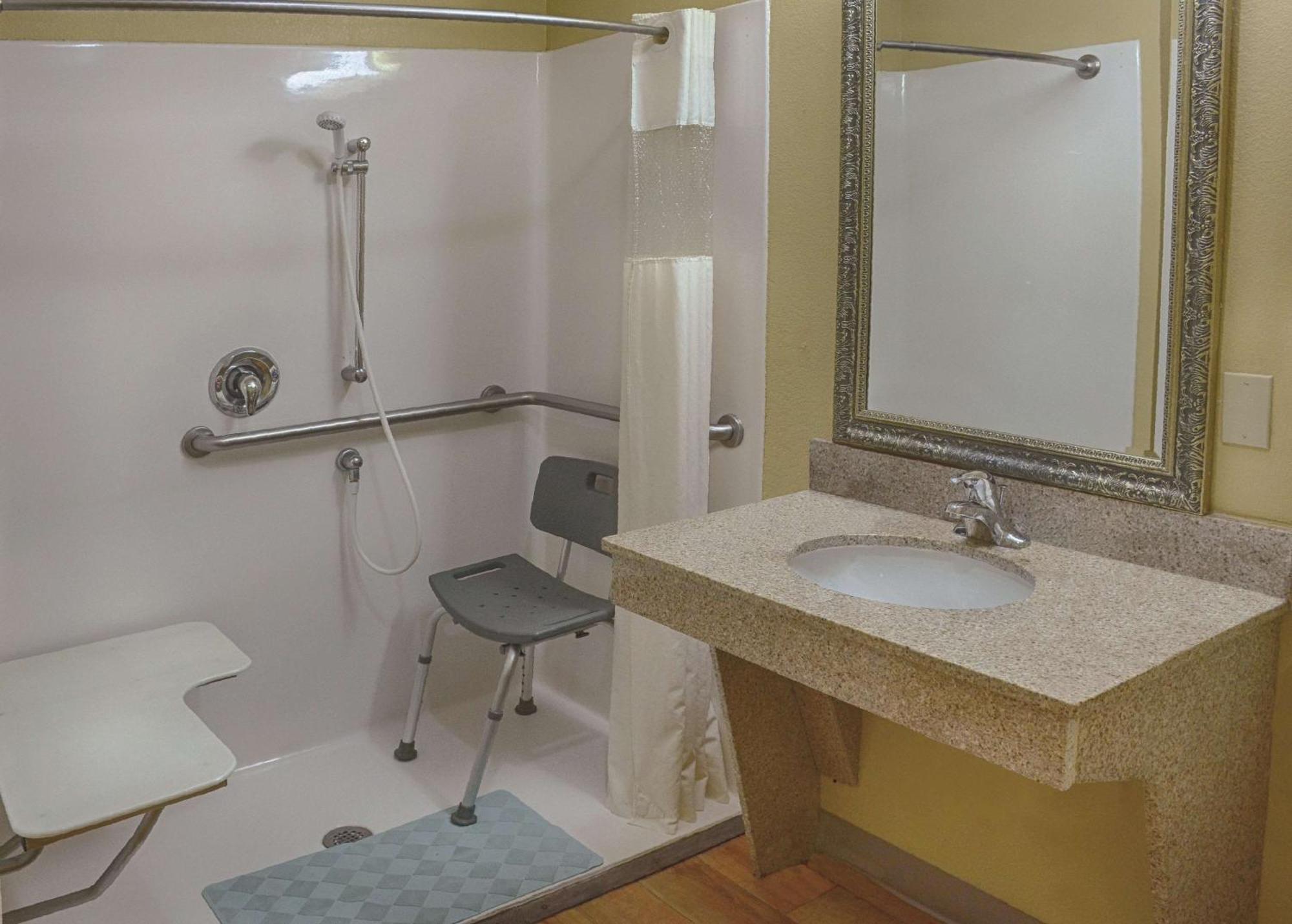 King Room Bath Tub Mobility or Hearing Accessible Non-Smoking,1217590351:JPEG