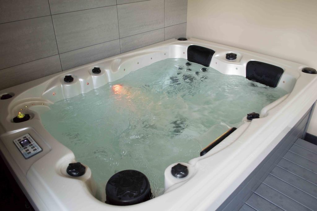 Suite Hot Tub,1773783520:JPEG