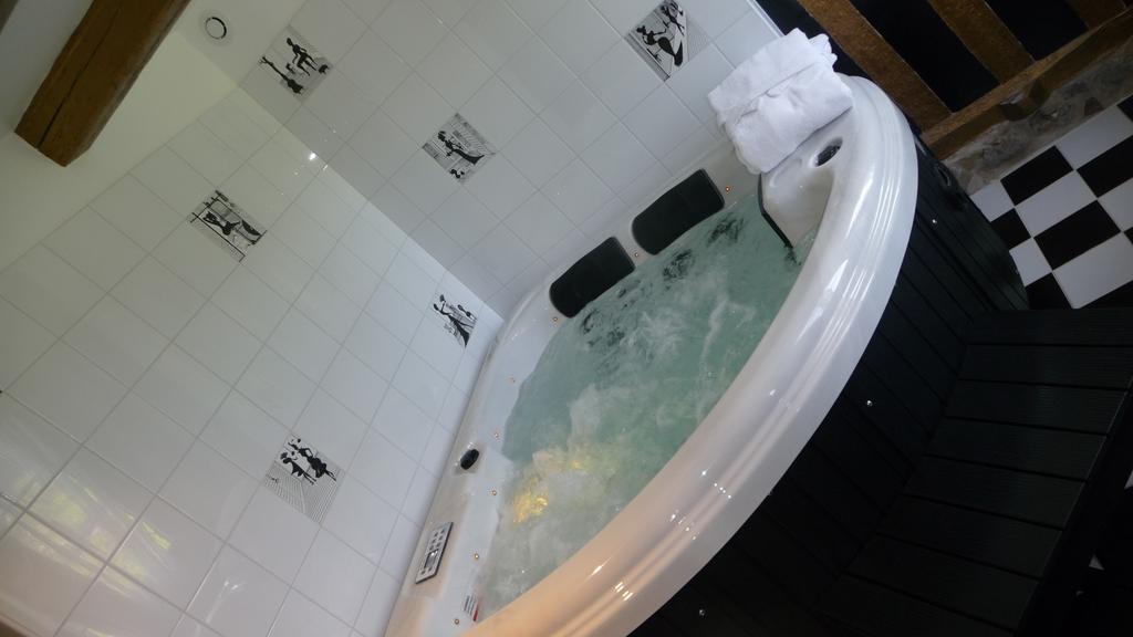 Suite Hot Tub,1773783516:JPEG