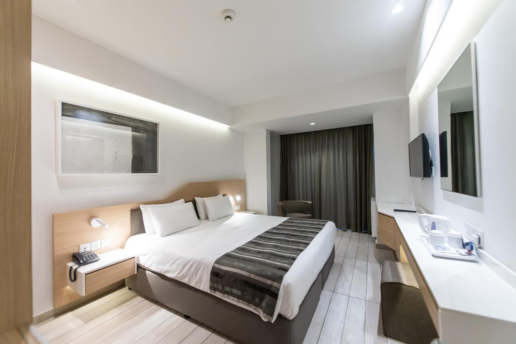 Double or Twin Room Side Sea View