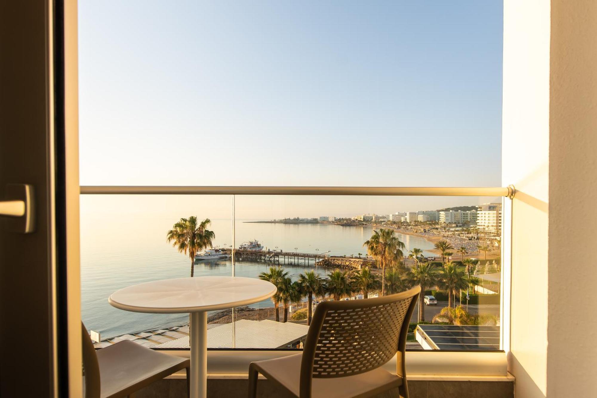 Double or Twin Room Sea View