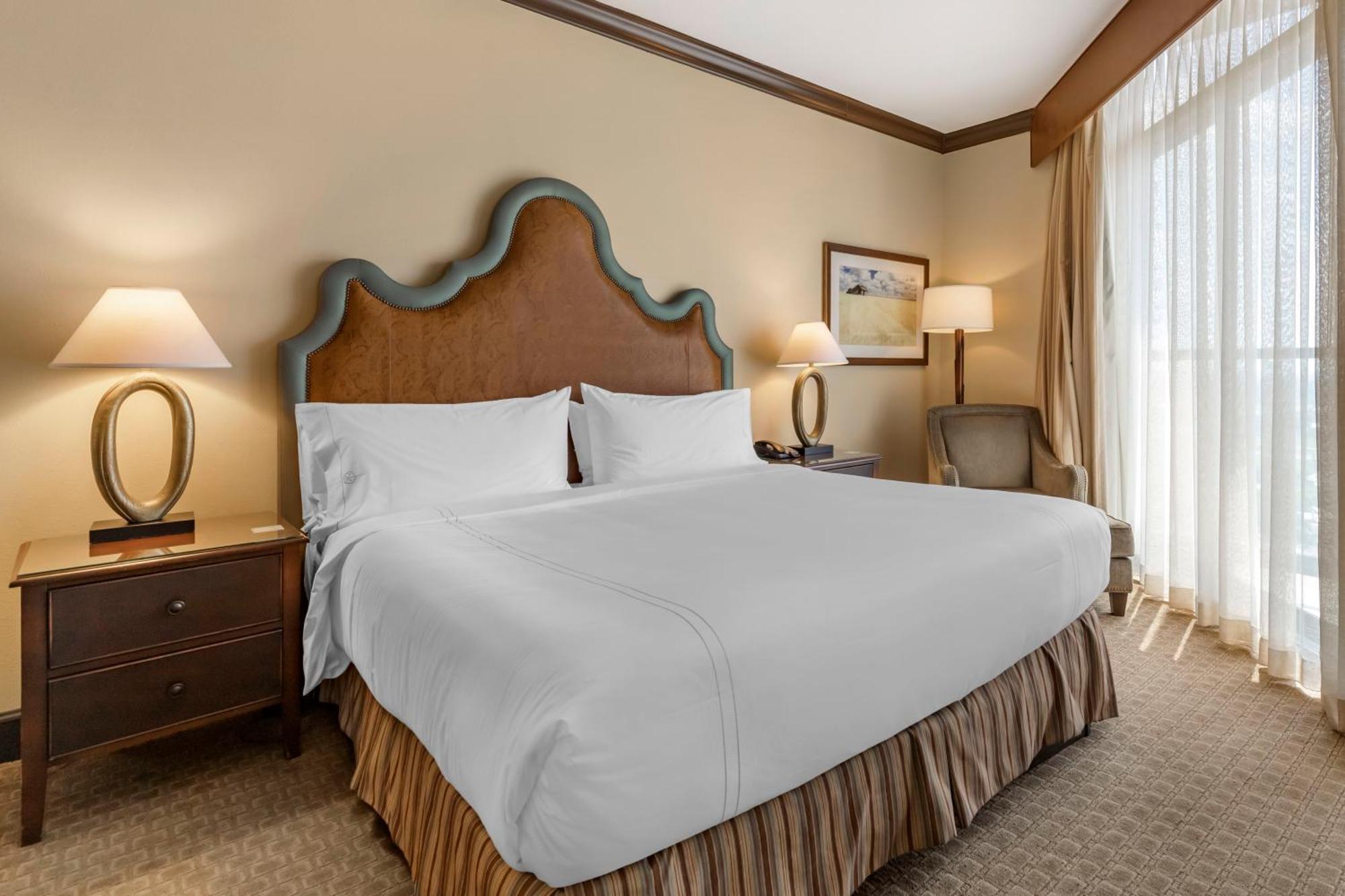 Executive One-Bedroom King Suite,1275750955:JPEG
