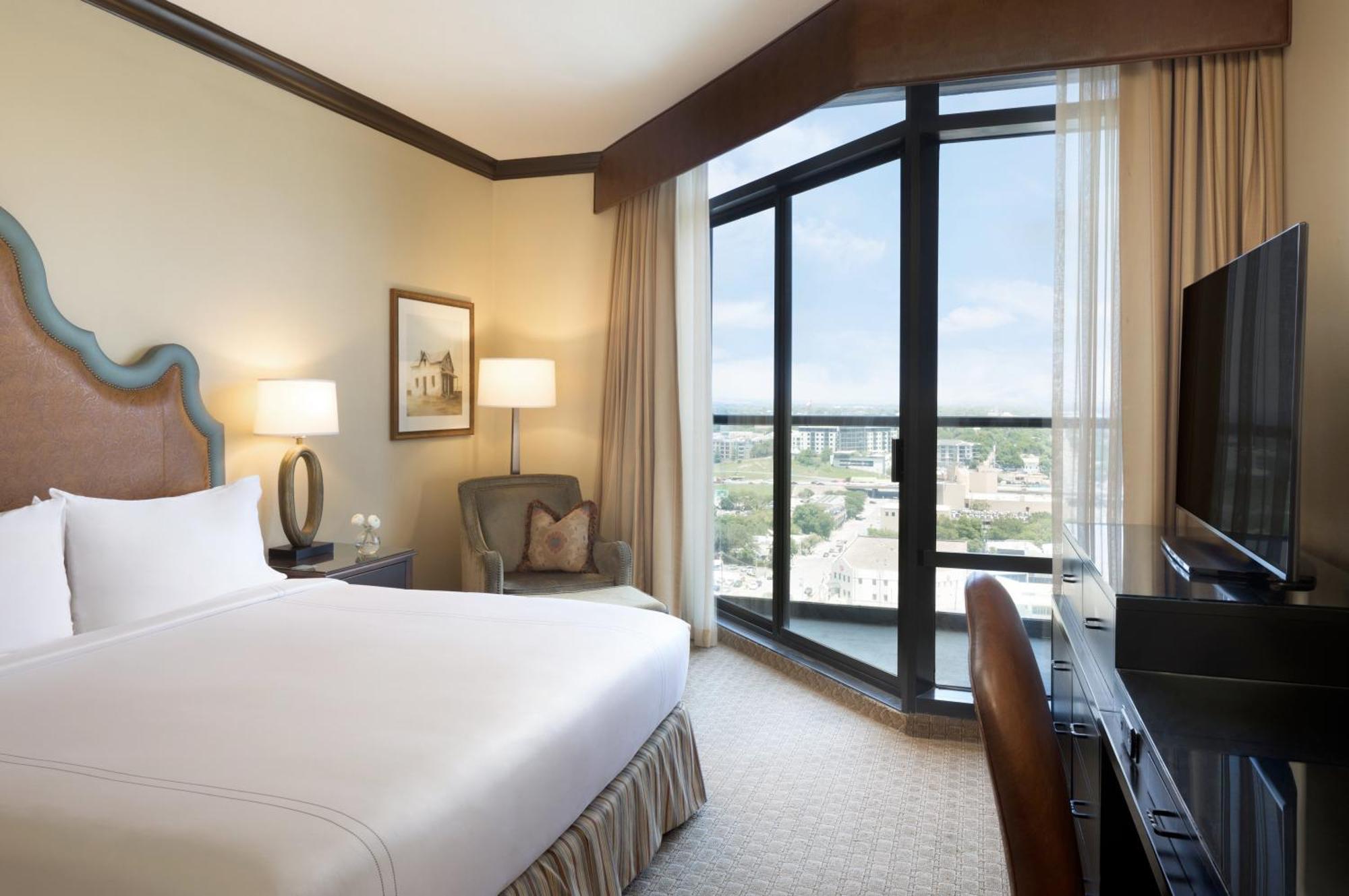 Traditional Room 1 King Bed Balcony