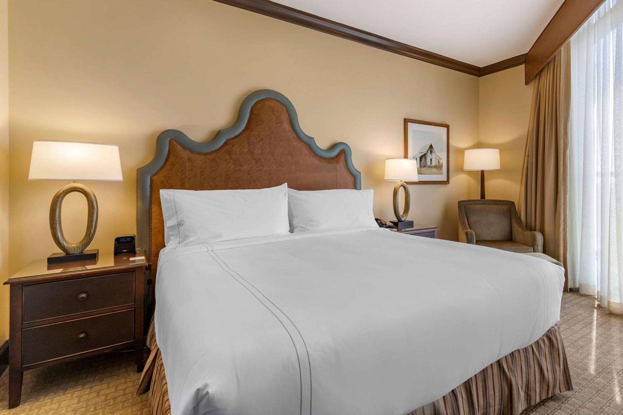 Traditional Room 1 King Bed Balcony