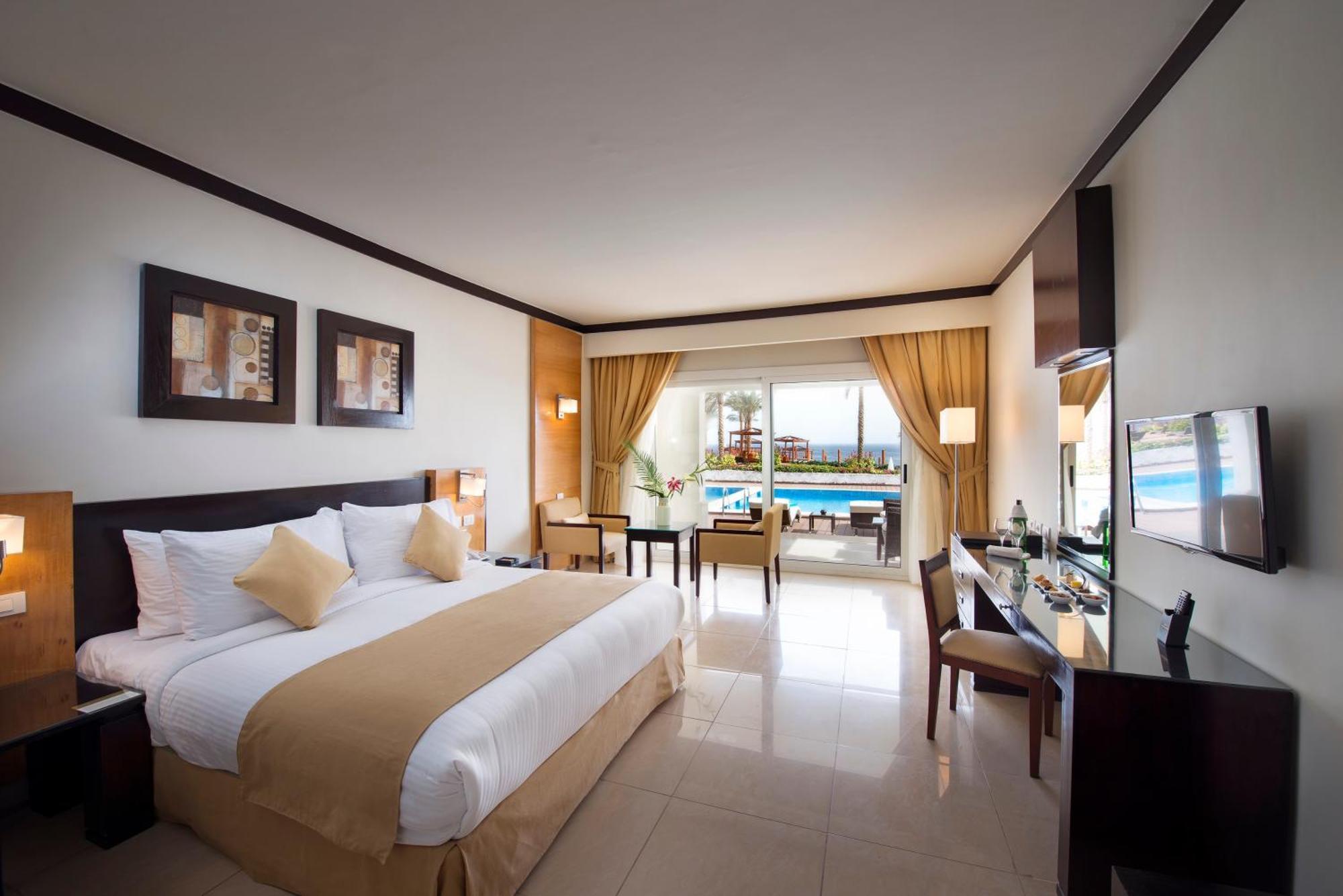 Deluxe Swim-Up Room
