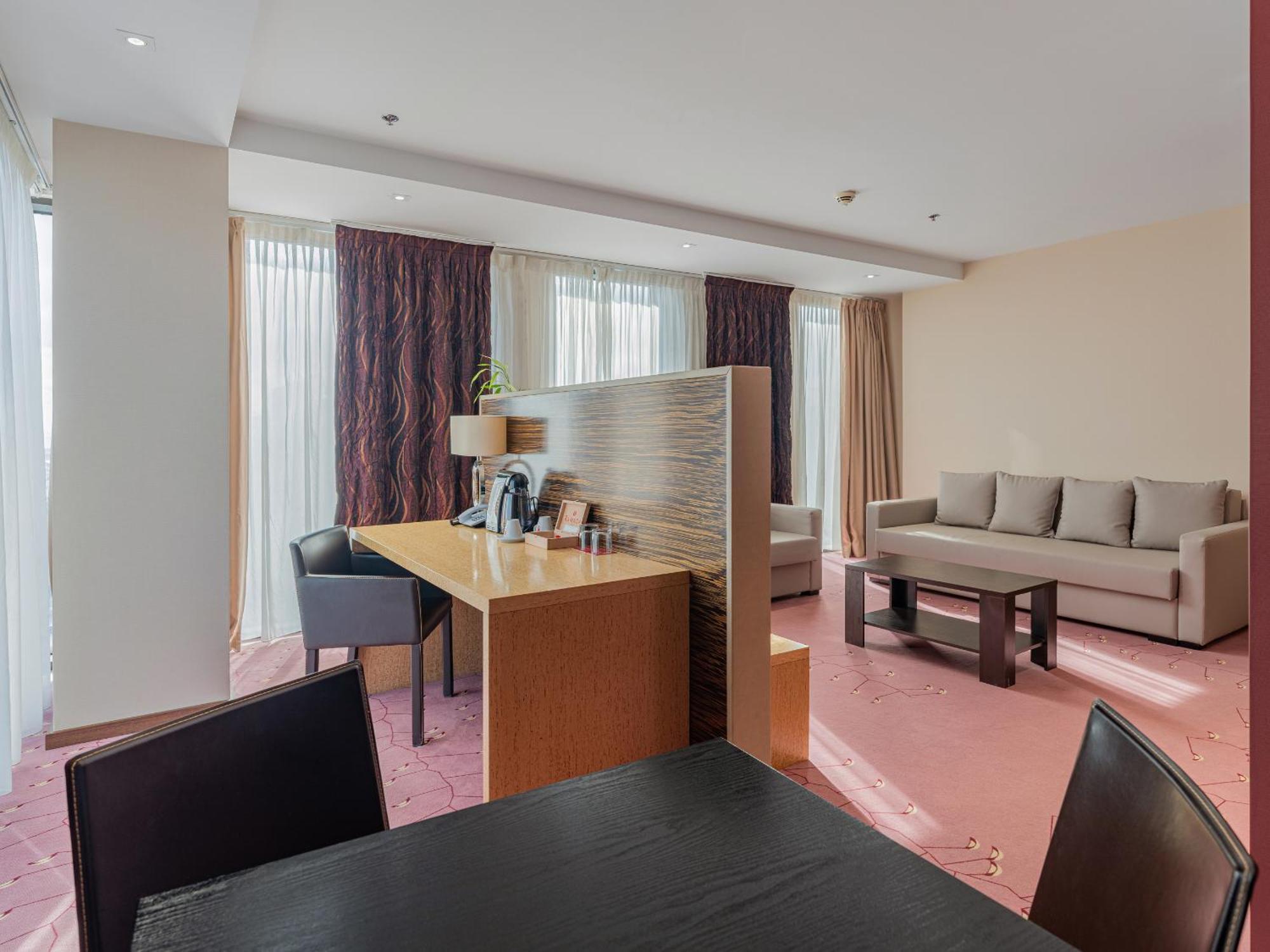 Junior King Suite Non-Smoking
