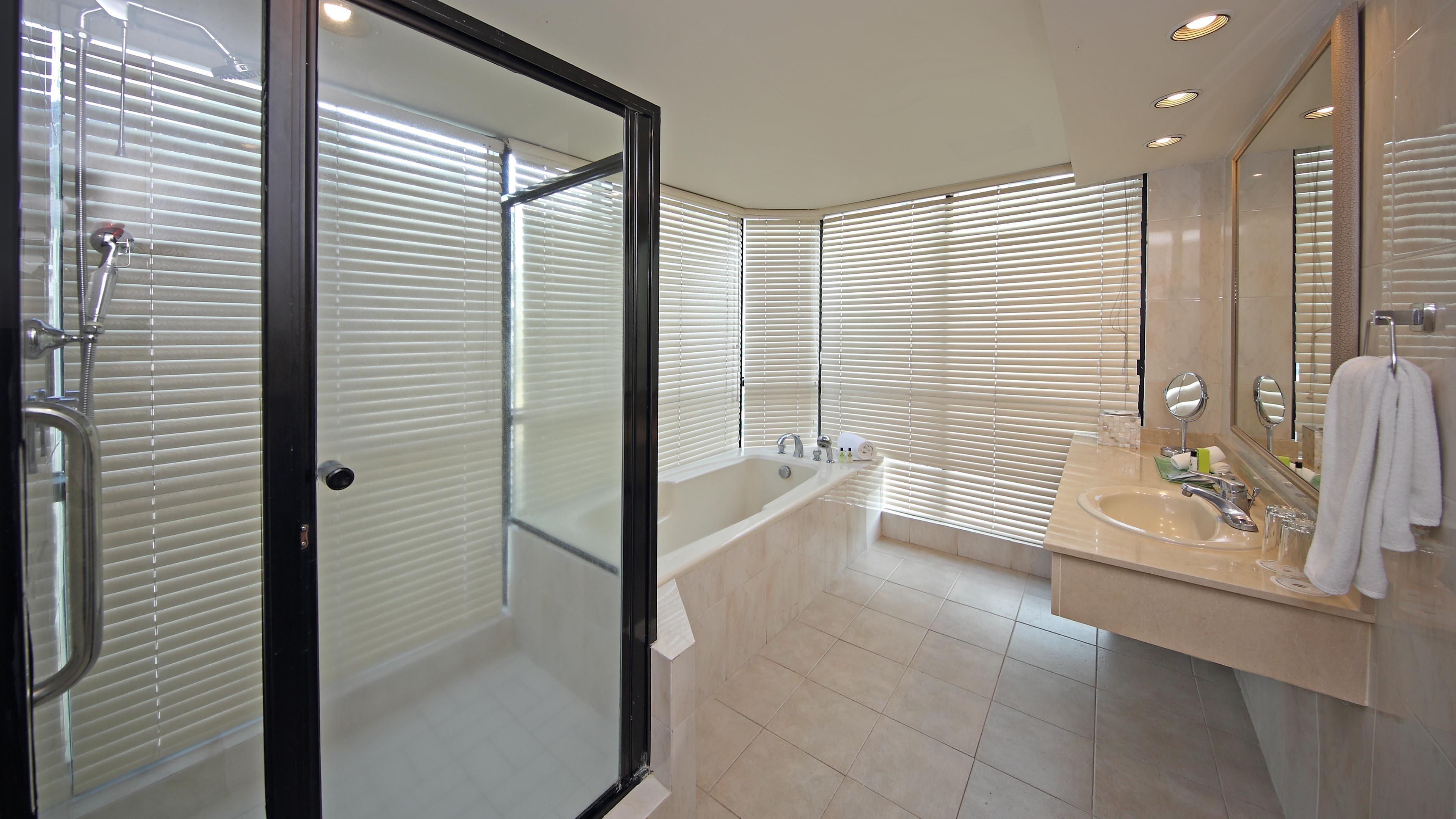 One-Bedroom Suite Ocean View Dining Area Club Lounge Access,120147885:JPEG