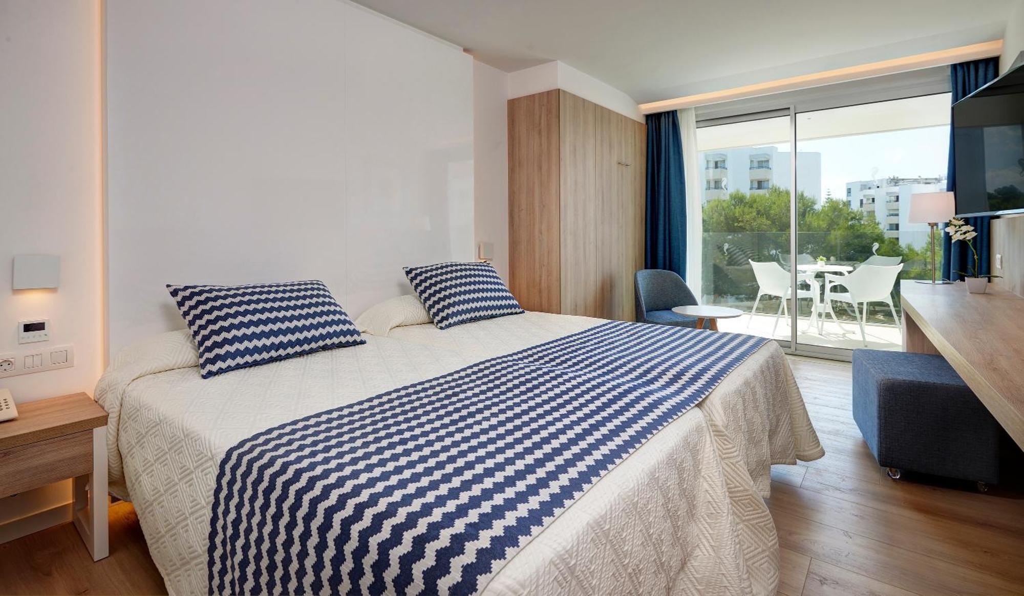 Double Room with Pool or Sea View,1280748880:JPEG