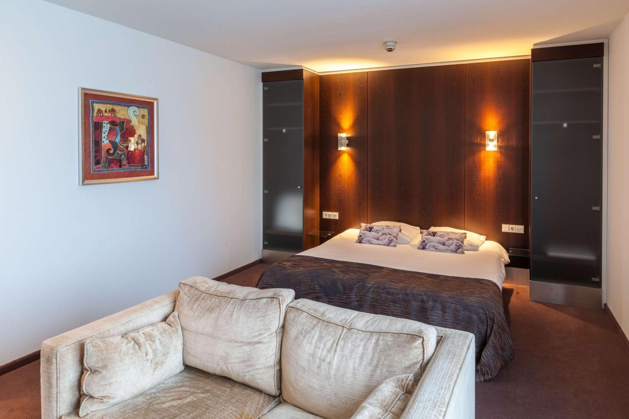 Junior Queen Suite