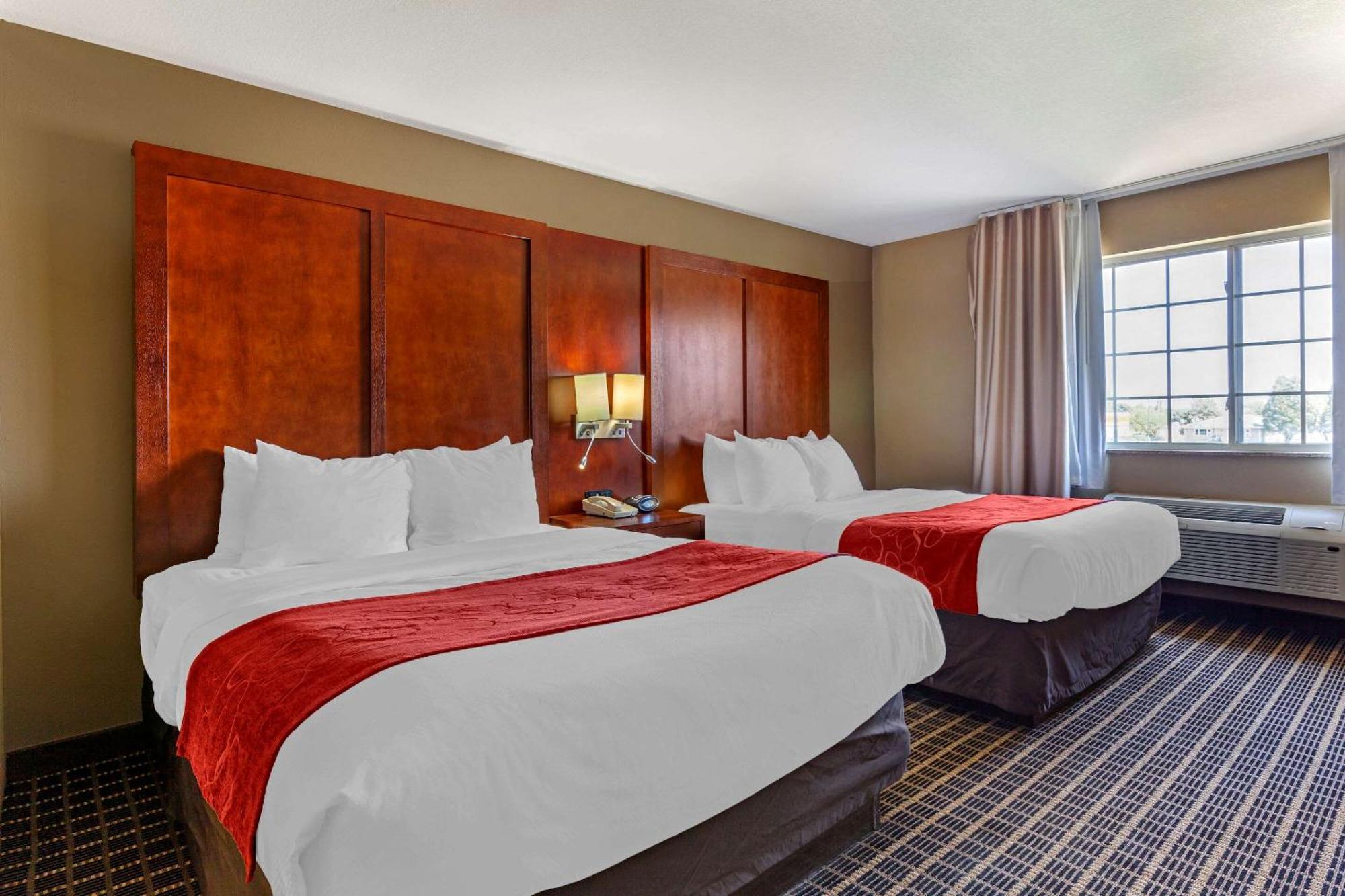 Queen Suite Two Queen Beds Non-Smoking or SofaBed,1281275443:JPEG