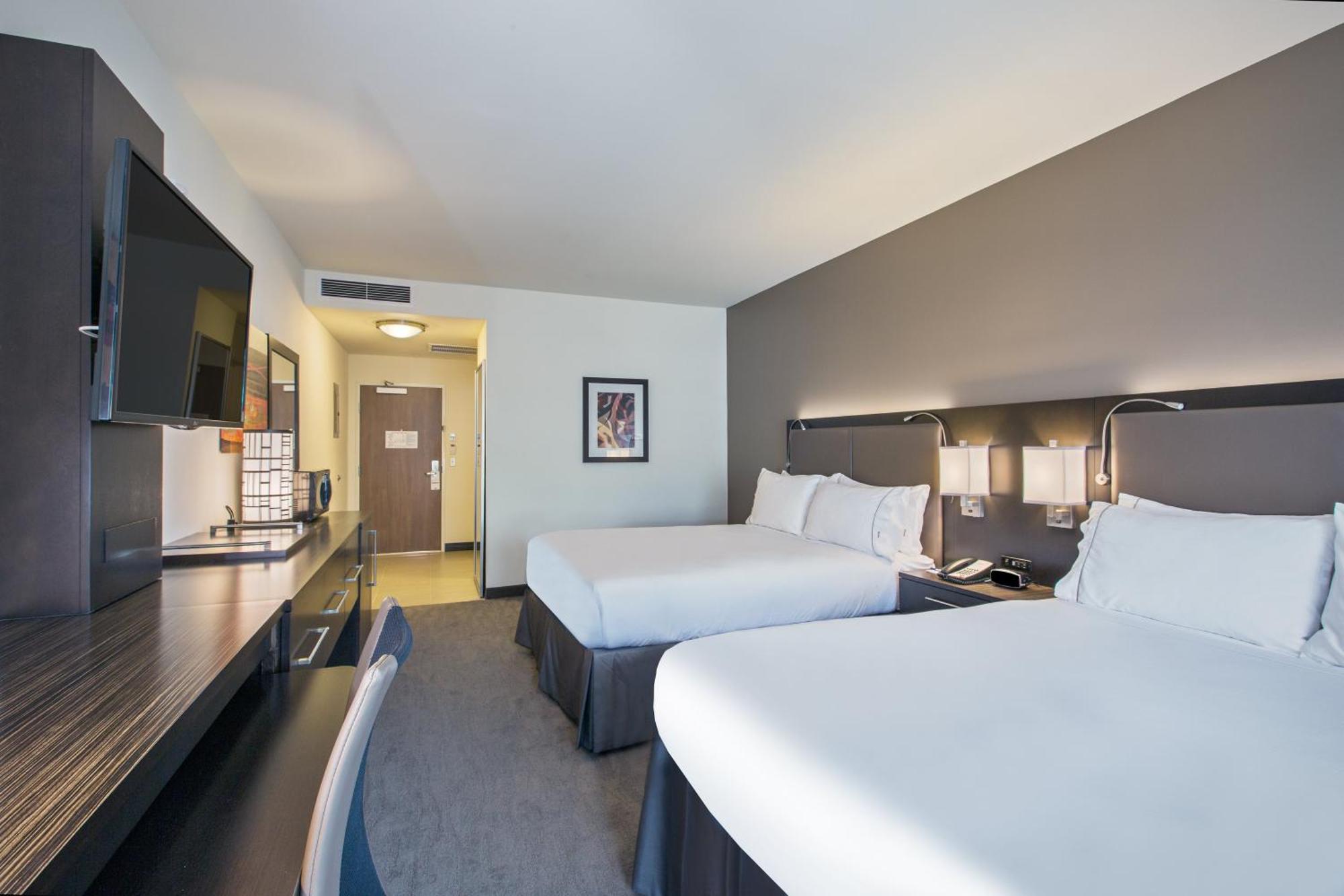 Standard Queen Room with Sofa Bed - Communications Accessible,234726657:JPEG
