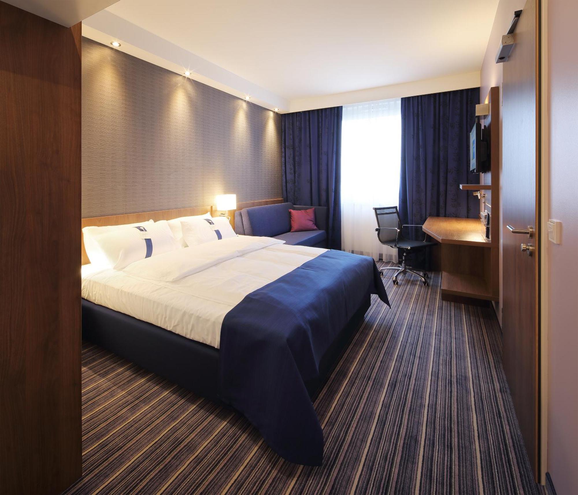 Standard Queen Room