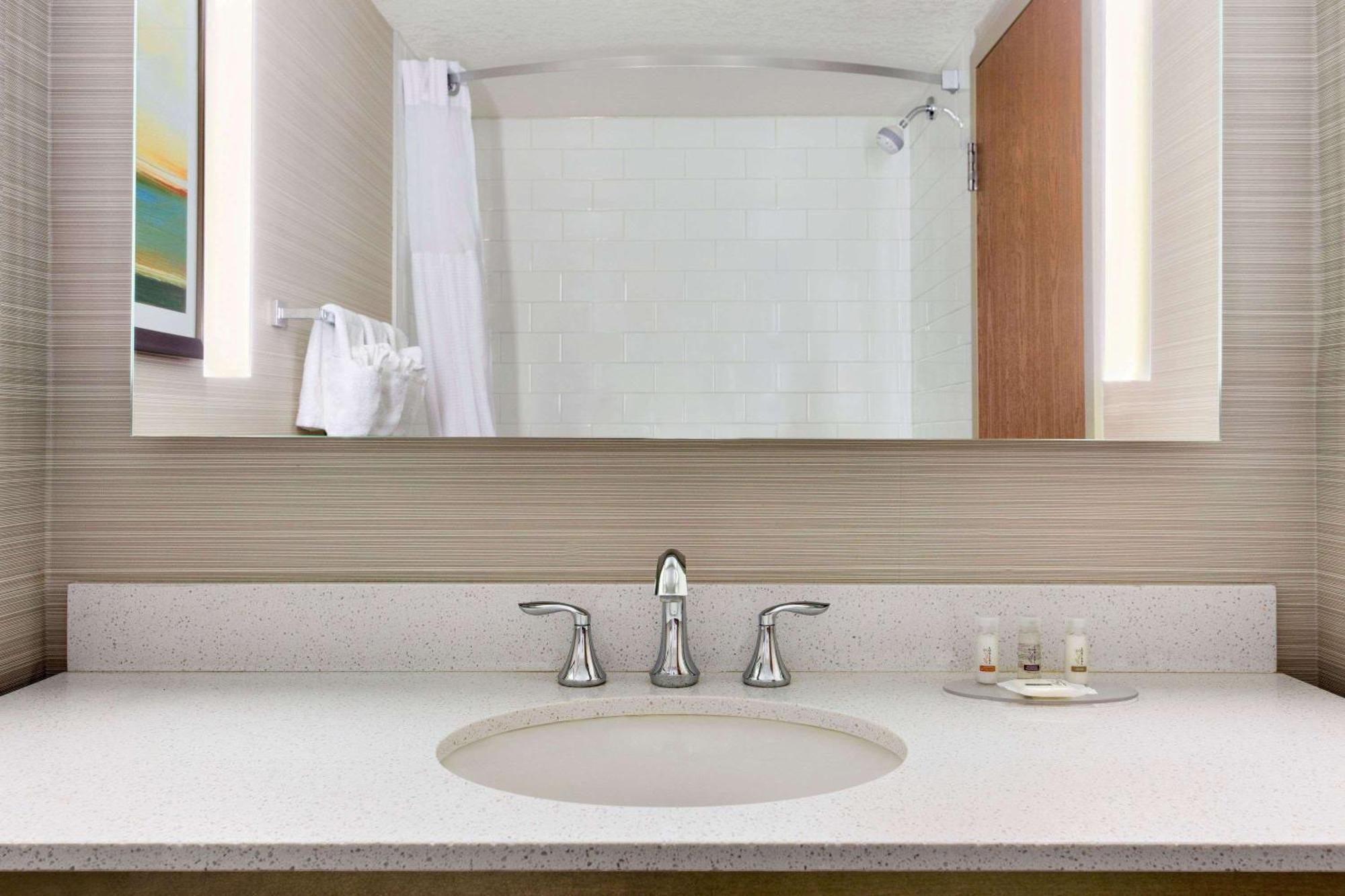Queen Room - Disability Access - Non-Smoking