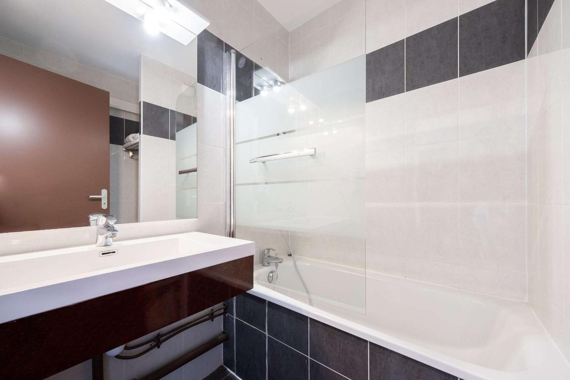 Standard Double Room One Double Bed Two Single Beds,1284956767:JPEG