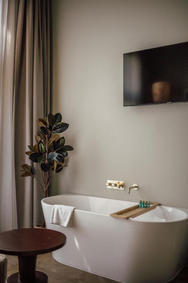 Deluxe Double Room Bath