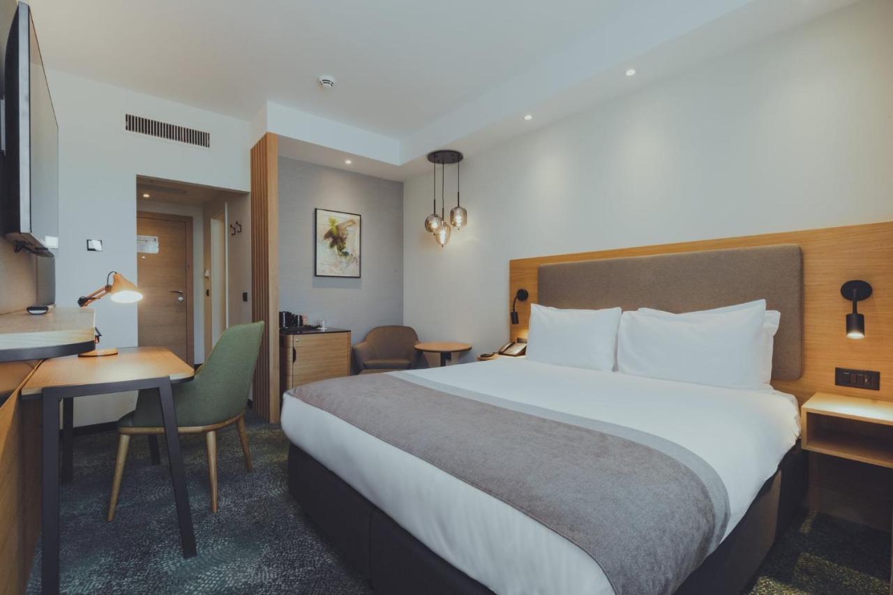 Standard Queen Room City View
