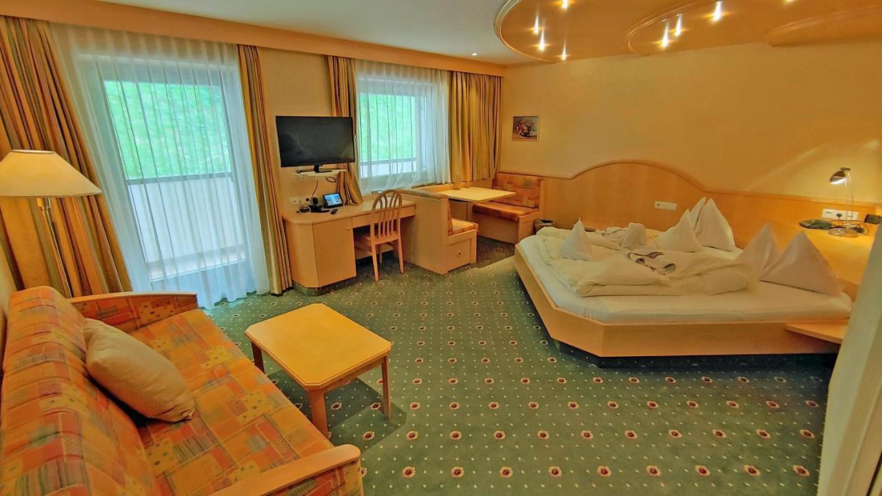 Large Double Room,1329883133:JPEG