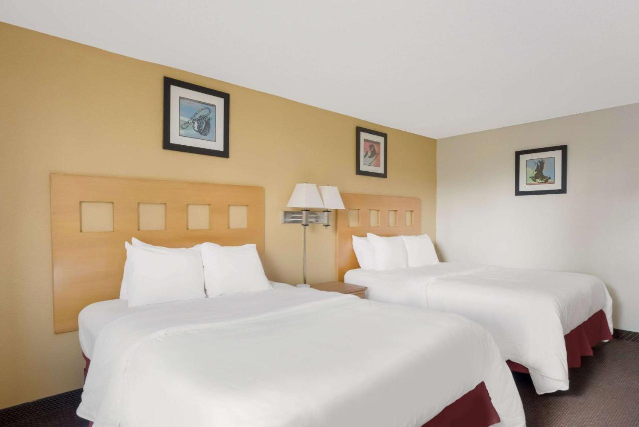 Quadruple Room Two Queen Beds Non Smoking,1335807194:JPEG
