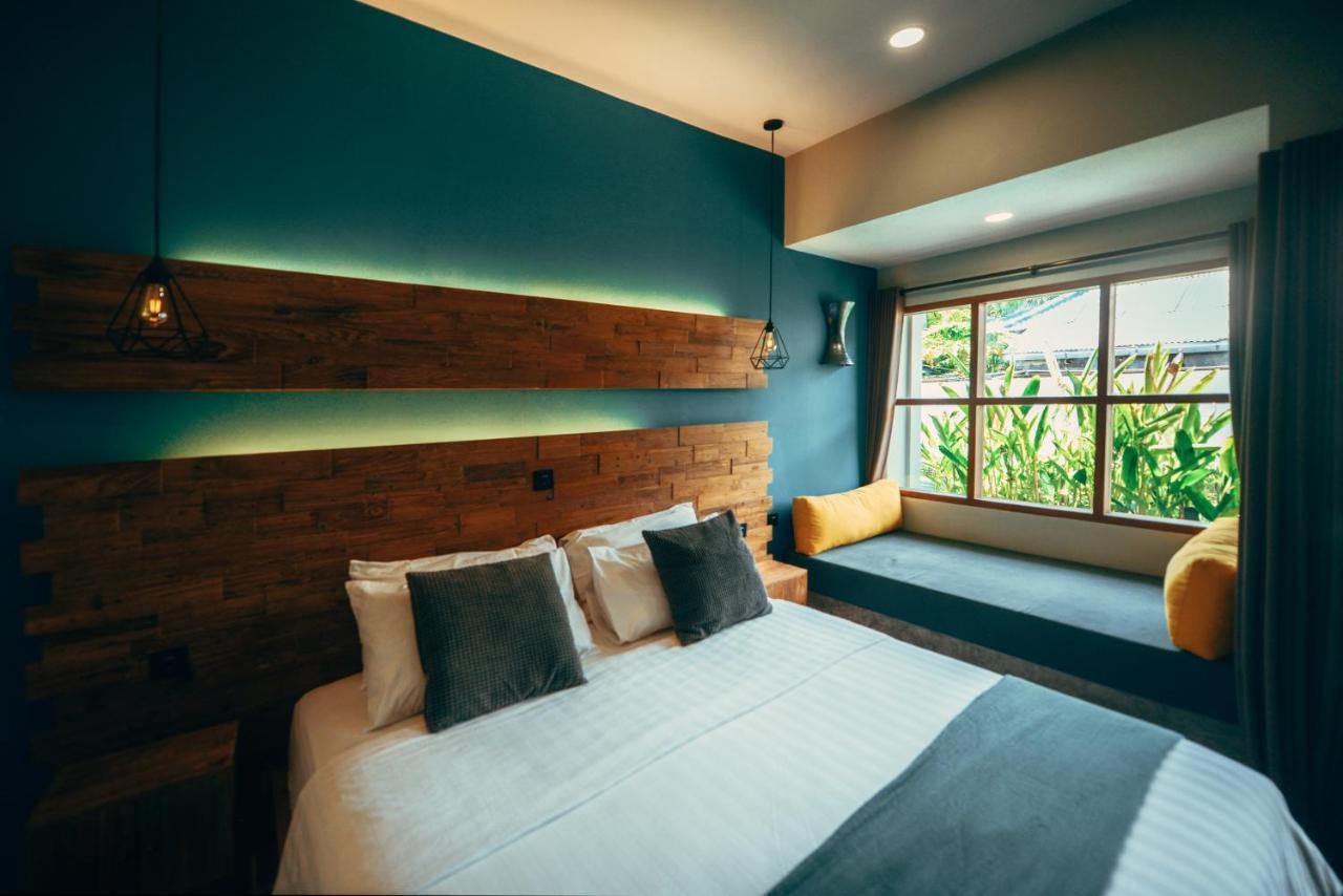 Deluxe Poolside Room