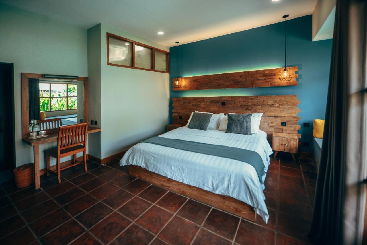 Deluxe Poolside Room