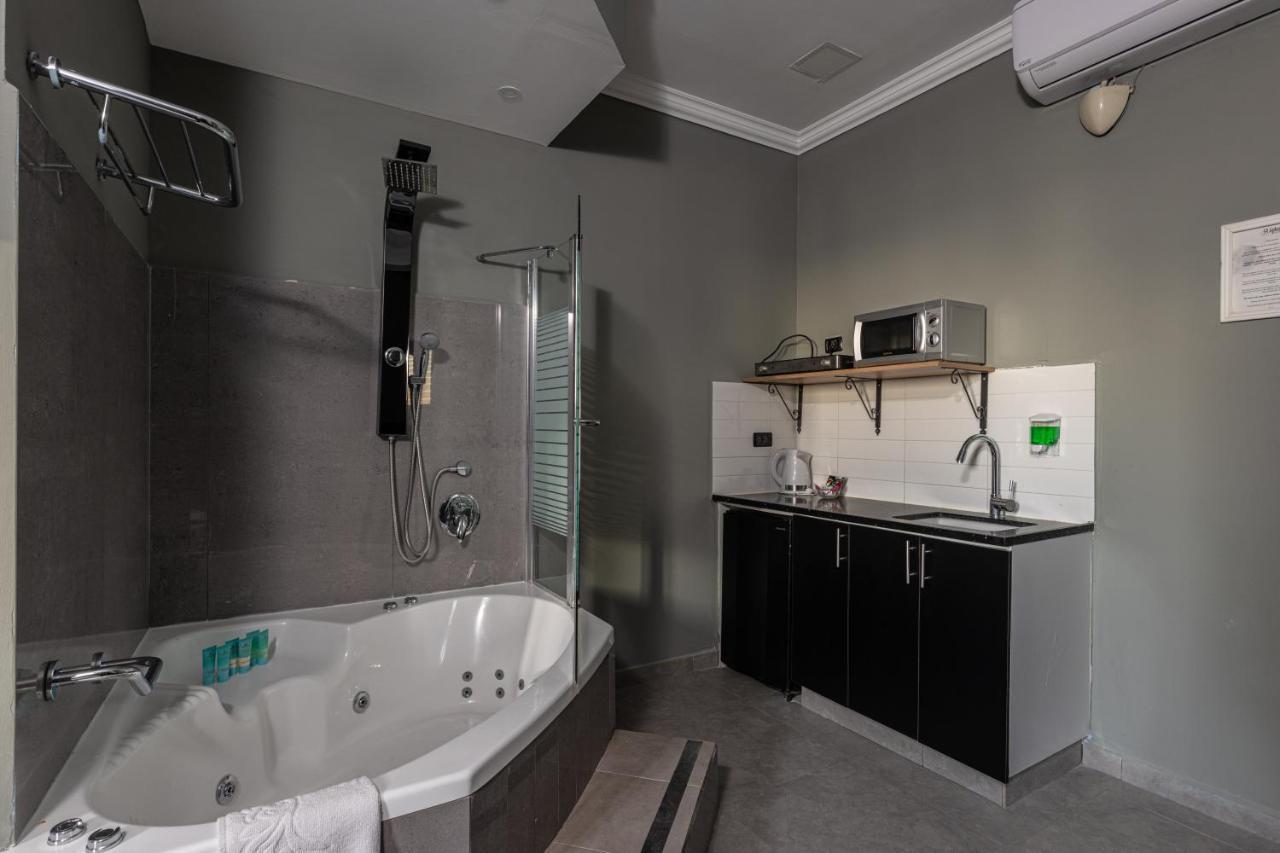 Superior Studio Hot Tub