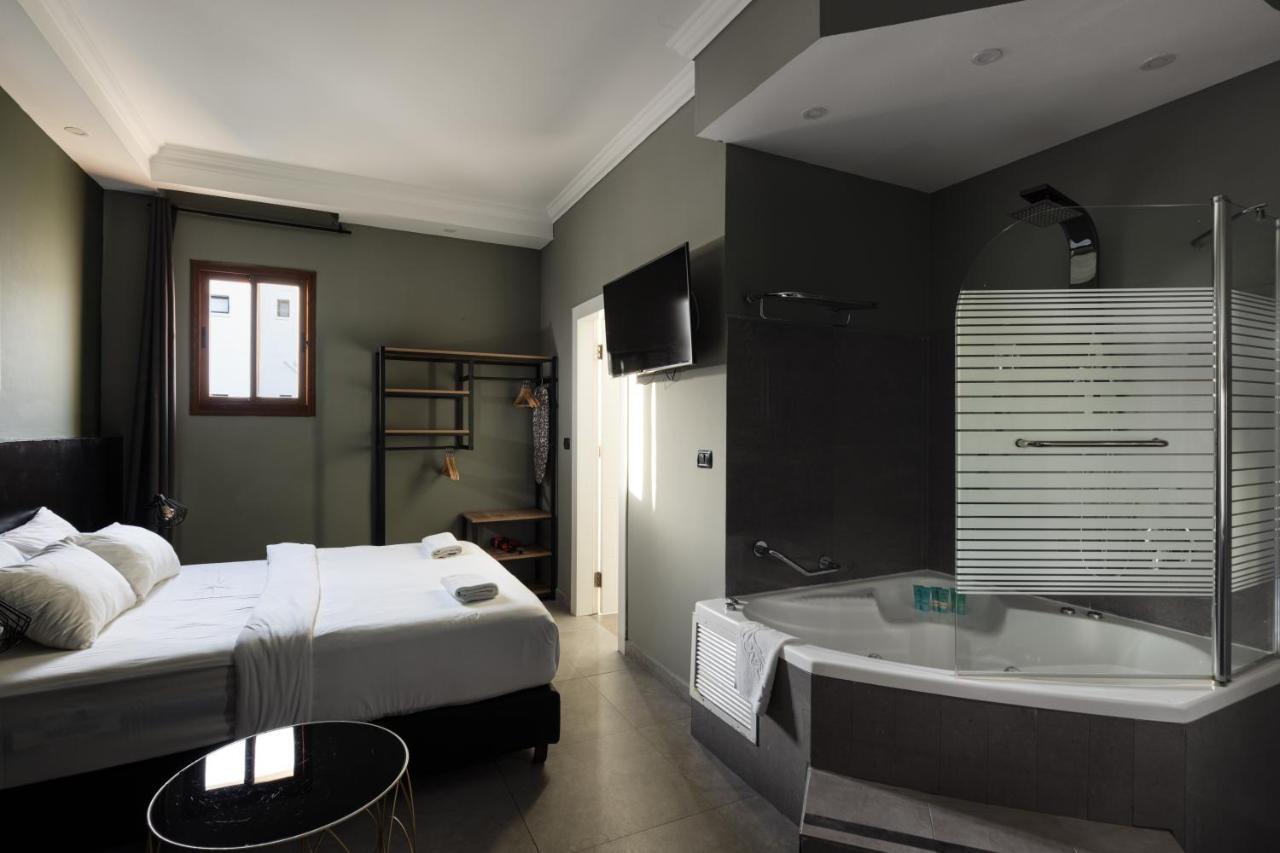 Superior Studio Hot Tub