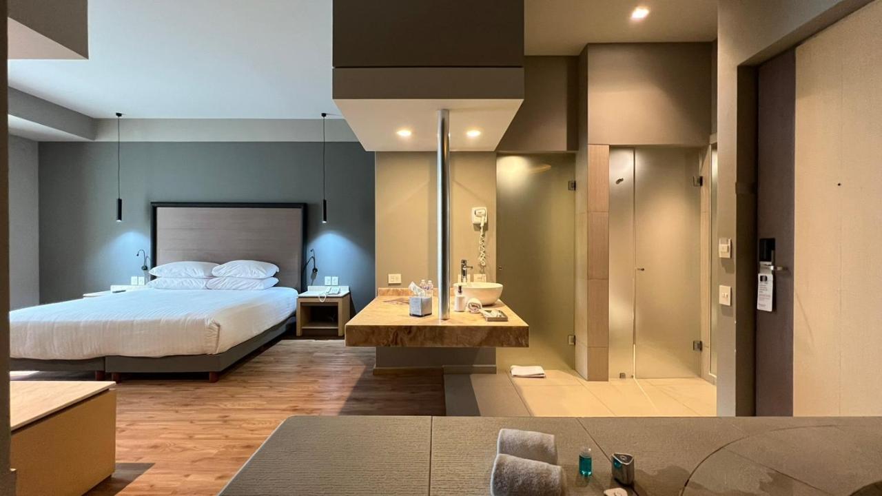 1 Kind Bed Suite Non-Smoking
