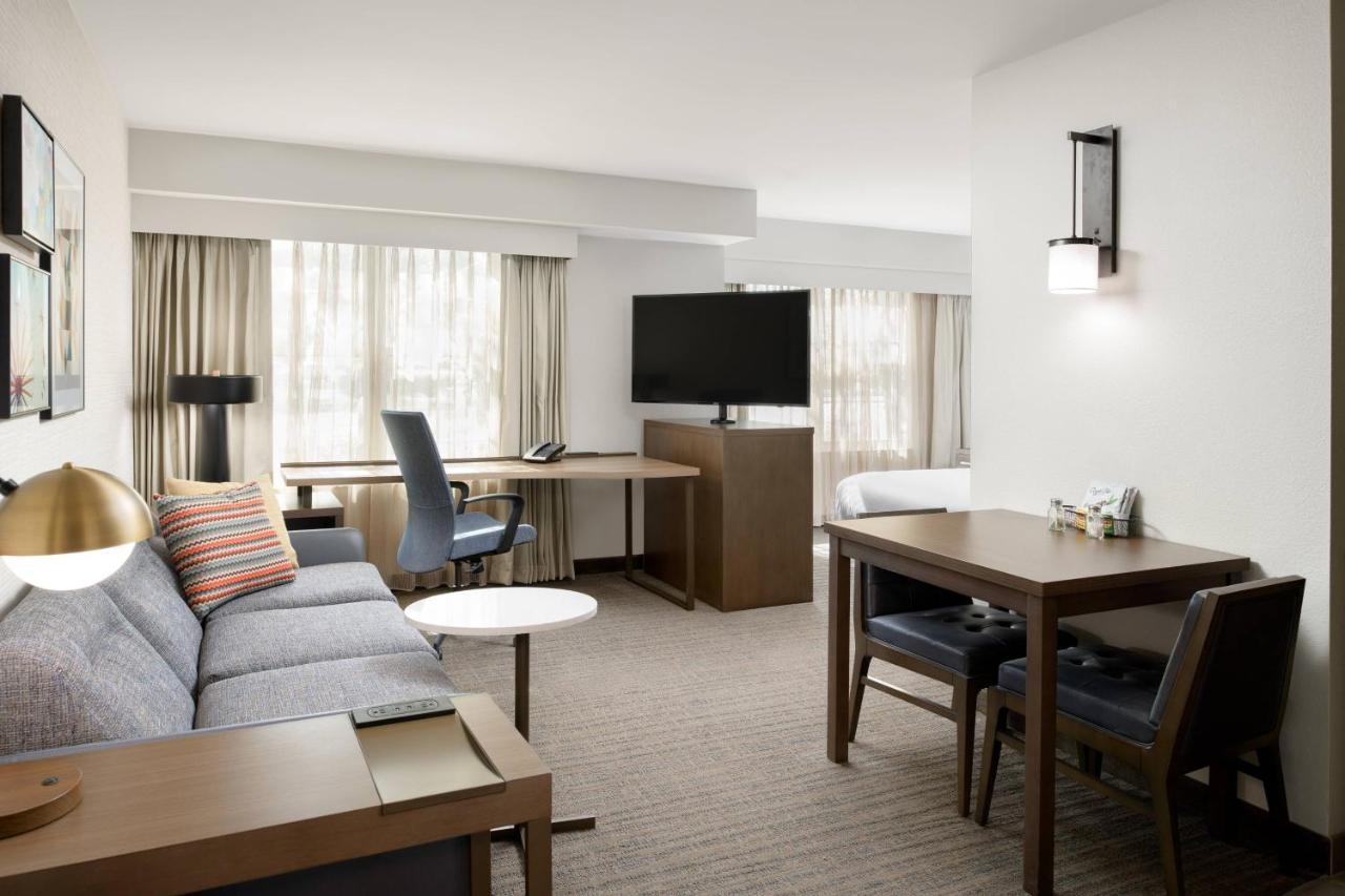 One Bedroom Suite 1 Queen Bed ADA w or Roll Shower,1104244512:JPEG