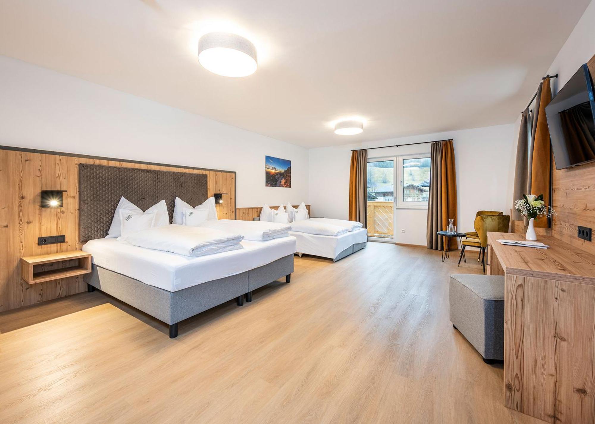 Deluxe Quadruple Room,1369161170:JPEG