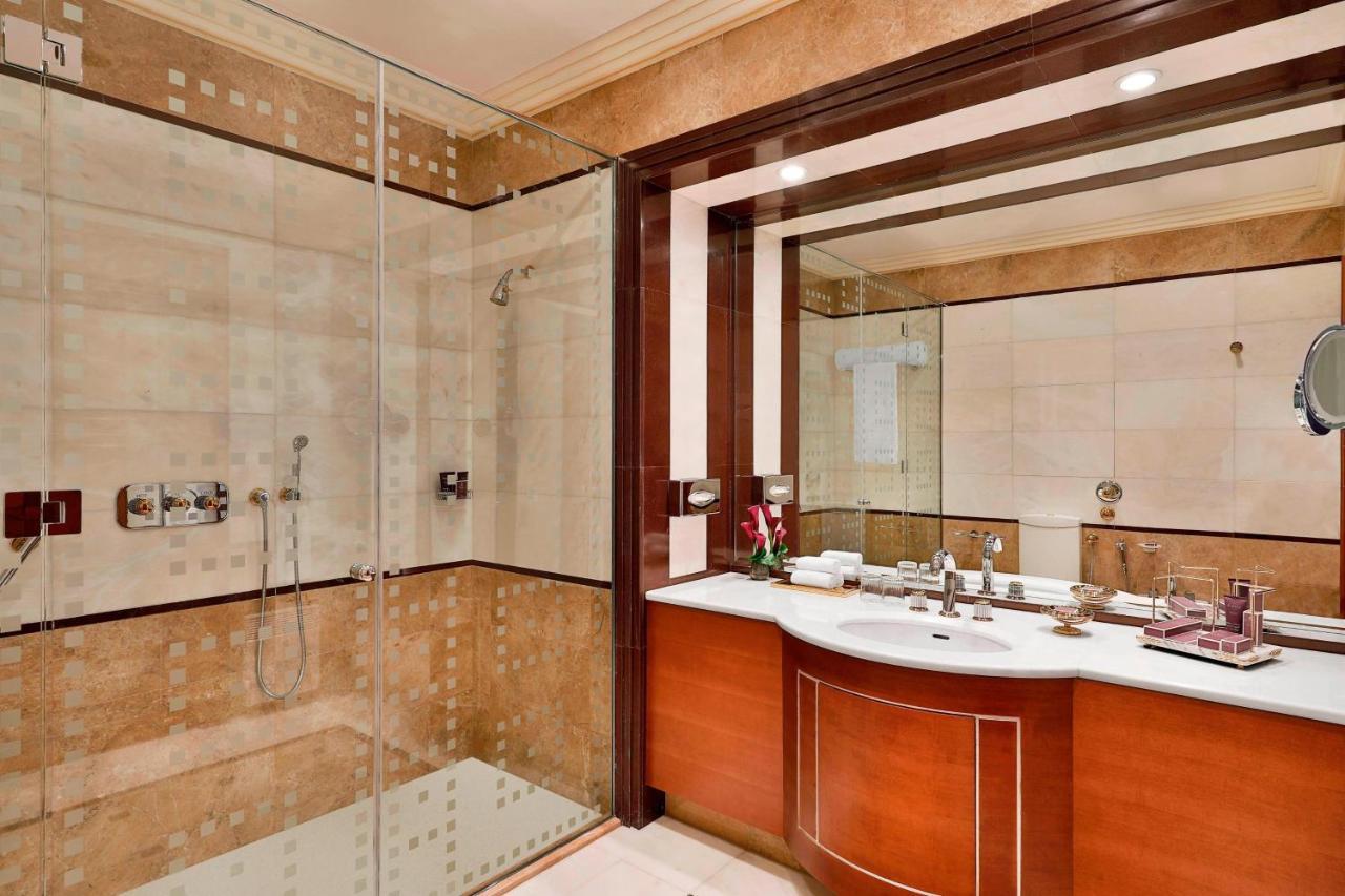 Club Room, Club lounge access,1 King, City view