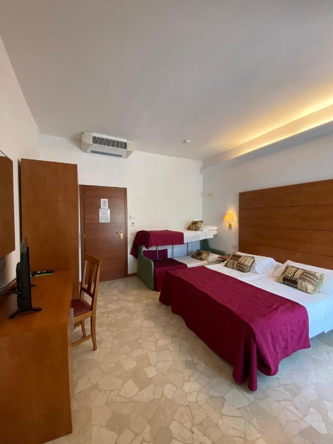 Superior Quadruple Room,765767941:JPEG
