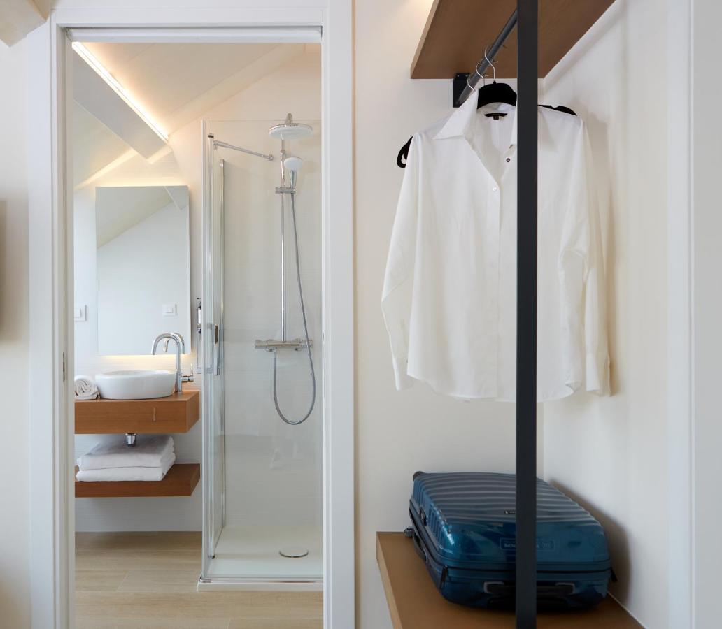 Twin Room Bathroom,1407855377:JPEG