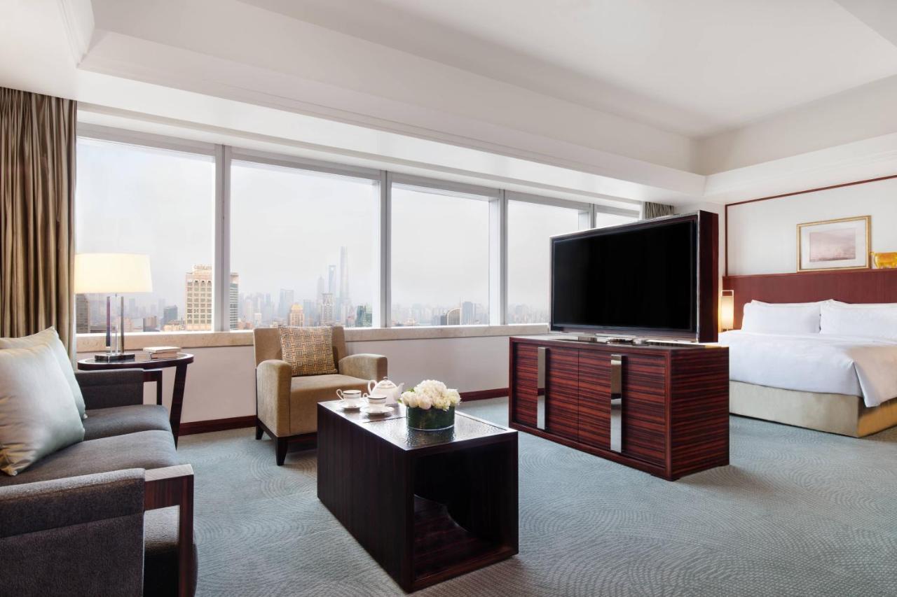 Executive Level Studio with One King Bed, Sofa Bed and Skyline View