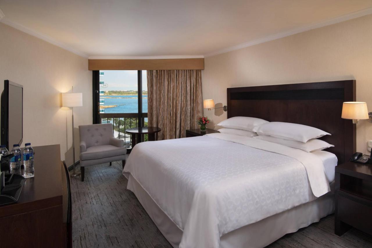 Club lounge access Larger Guest room 1 King Ocean view