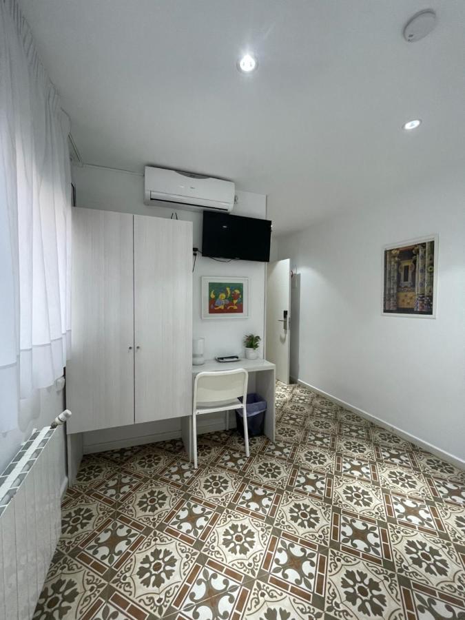 Twin Room Bathroom,1414740726:JPEG