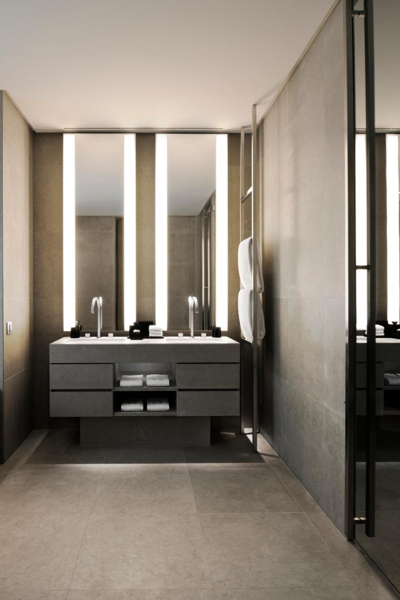 Armani Executive Suite,691287540:JPEG
